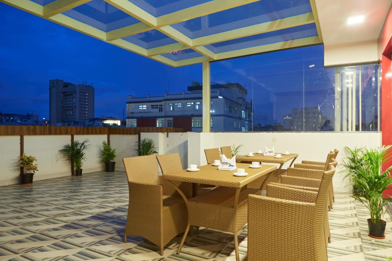 Vovo Premier Hotel Bangalore Exteriör bild