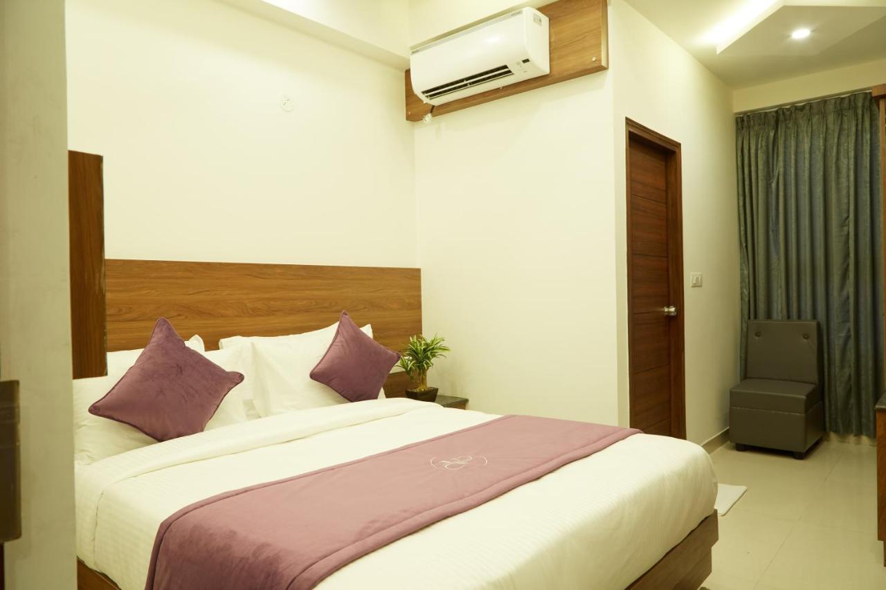 Vovo Premier Hotel Bangalore Exteriör bild